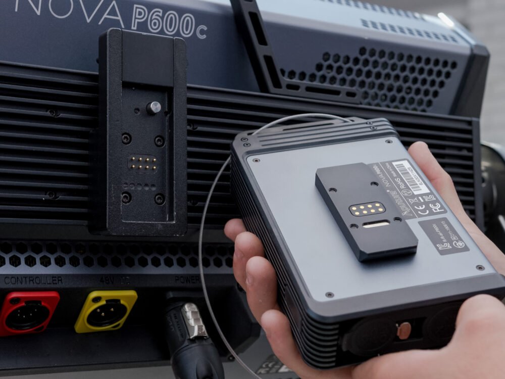 Aputure-Nova-P600c-2x1-RGBWW-LED-Panel-Light-india-tiyana
